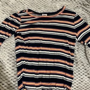 shirt from Garage,long sleeve,material is soft,size small but also stretchy!